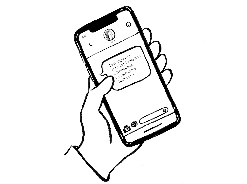 mensaje de texto en el teléfono que se sostiene en la mano izquierda